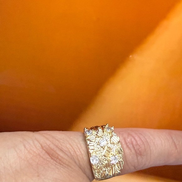 Elegant Gold Ring with Crystal Accents - Picture 8 of 9